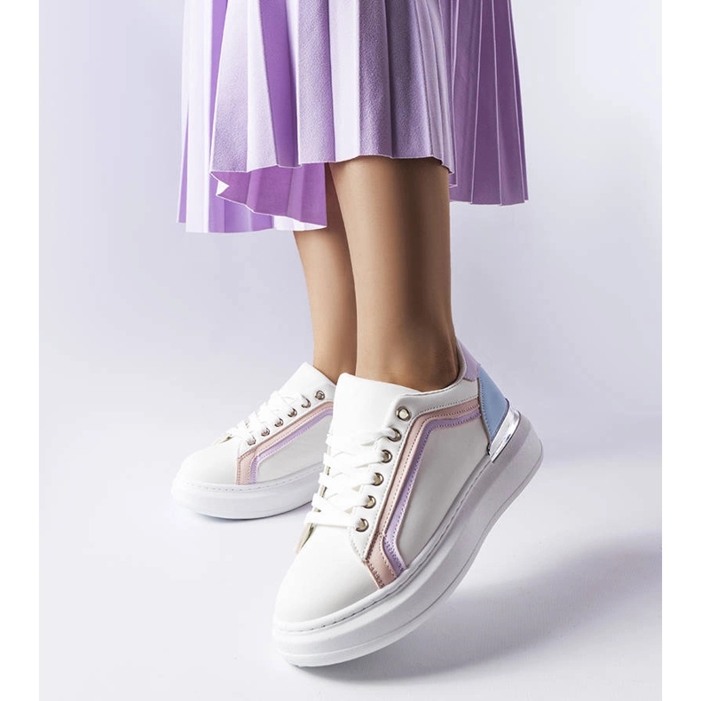 Weiße Sneaker mit dicker Sohle von Soucy 1