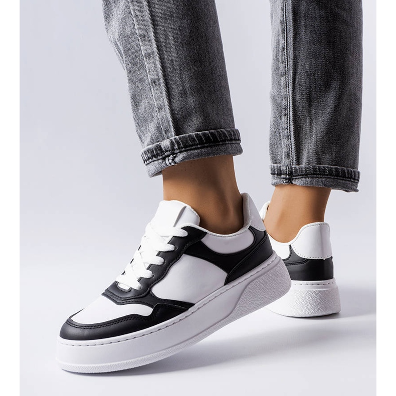 Schwarz-weiße Stiefel mit dickerer Sohle von Baron 1