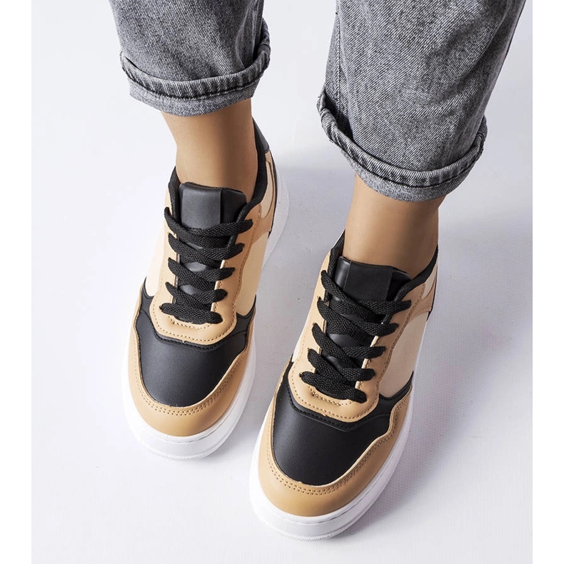 Schwarz-beige Stiefel mit dickerer Sohle von Baron 1