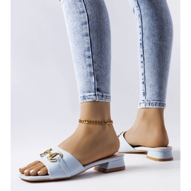 Blaue Sandalen mit hohem Absatz und Kette von Chabot 1