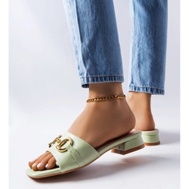 Grüne Sandalen mit hohem Absatz und Kette von Chabot 1