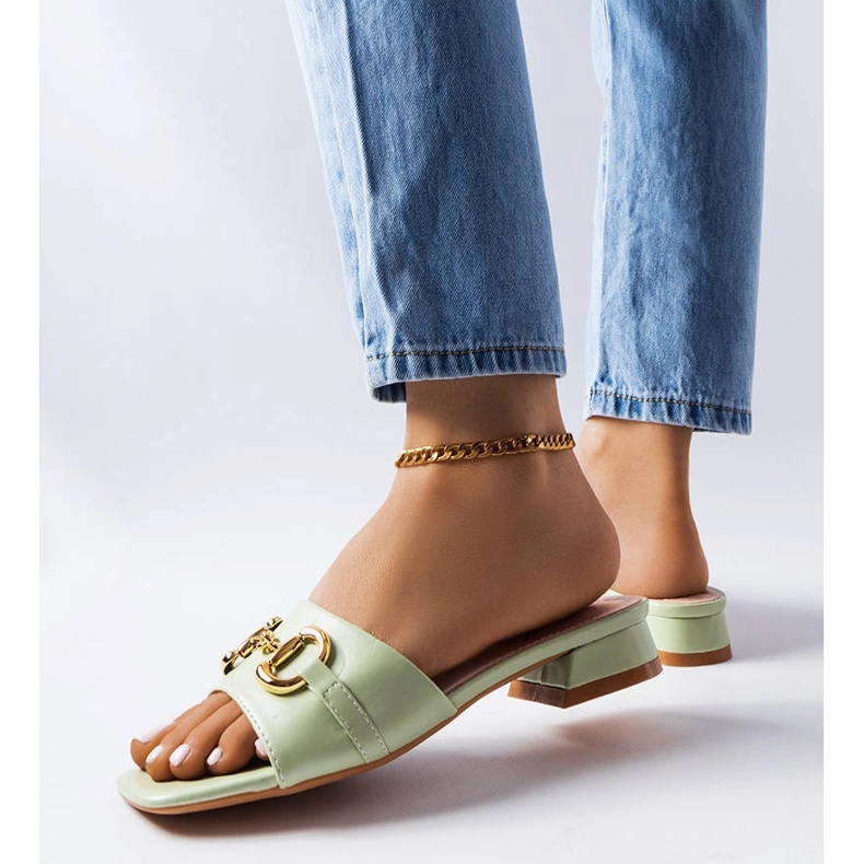 Grüne Sandalen mit hohem Absatz und Kette von Chabot 1