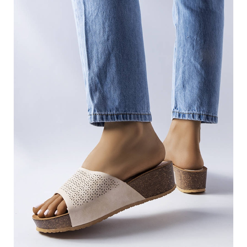 Beigefarbene, durchbrochene Keilsandalen von Bourque 1