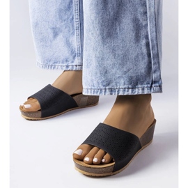 Schwarze Pantoletten mit durchbrochenem Keilabsatz von Bourque 1