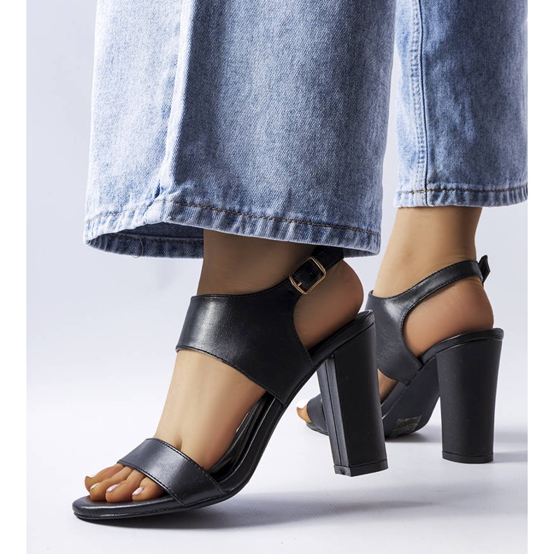 Rachelles schwarze Stiletto-Sandalen 1