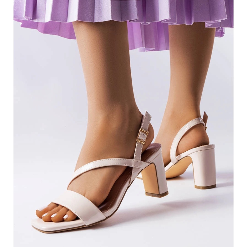 Lackledersandalen von Beaulac in Beige 1