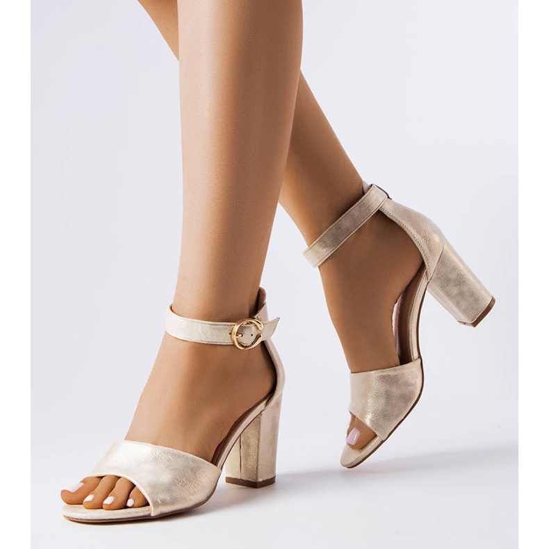 Goldene Sandalen am Pfosten 1