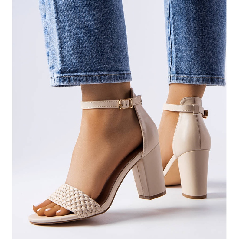 Evento Beige gewebte Sandaletten mit Blockabsatz von Oliveirinhas 2