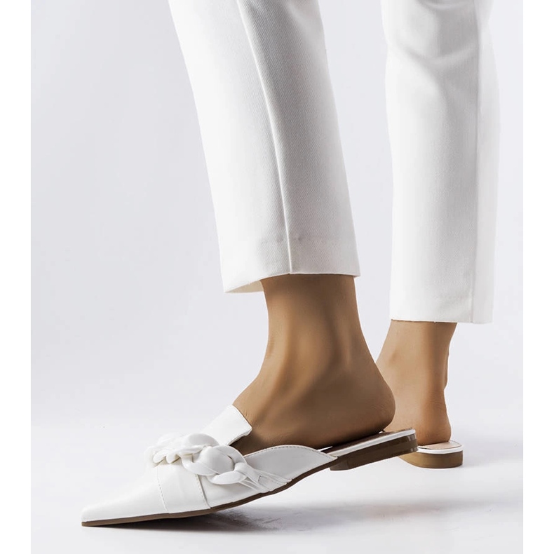 Weiße elegante Sandalen mit Kette von Patenaude 1