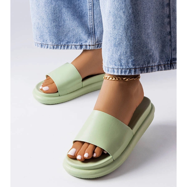 Grüne Hausschuhe auf der Paquette-Plattform 1