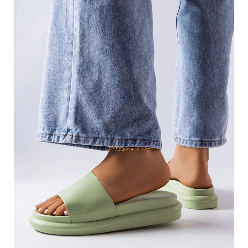 Grüne Hausschuhe auf der Paquette-Plattform 2