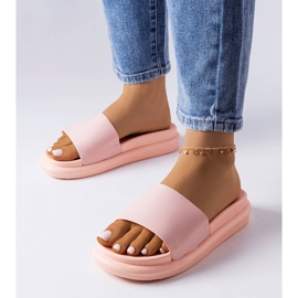 Rosa Hausschuhe auf der Paquette-Plattform 1