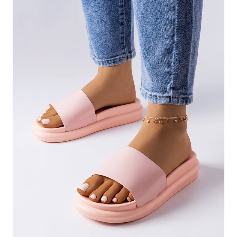 Rosa Hausschuhe auf der Paquette-Plattform 1