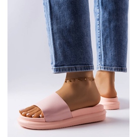 Rosa Hausschuhe auf der Paquette-Plattform 2