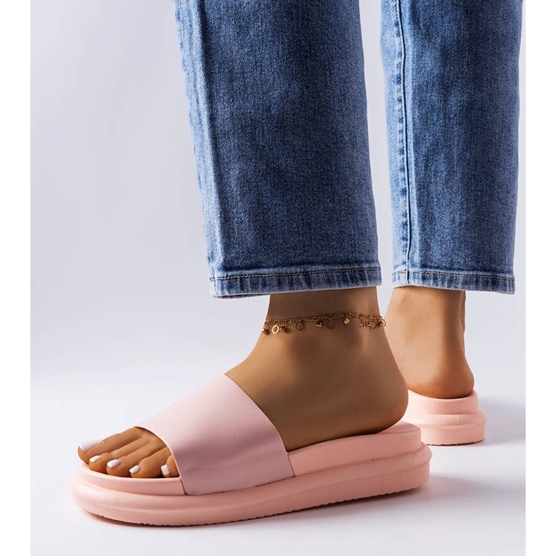 Rosa Hausschuhe auf der Paquette-Plattform 2