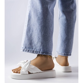 Weiße Plateausandalen mit Schleife von Edvard 1