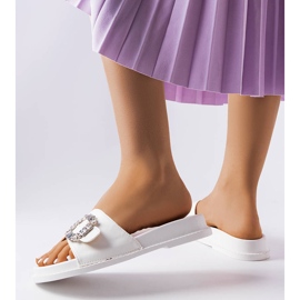 Weiße Schieber mit Griegsvei-Strasssteinen verziert 1