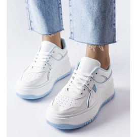 Weiße und blaue Turnschuhe auf der Lepage-Plattform 1