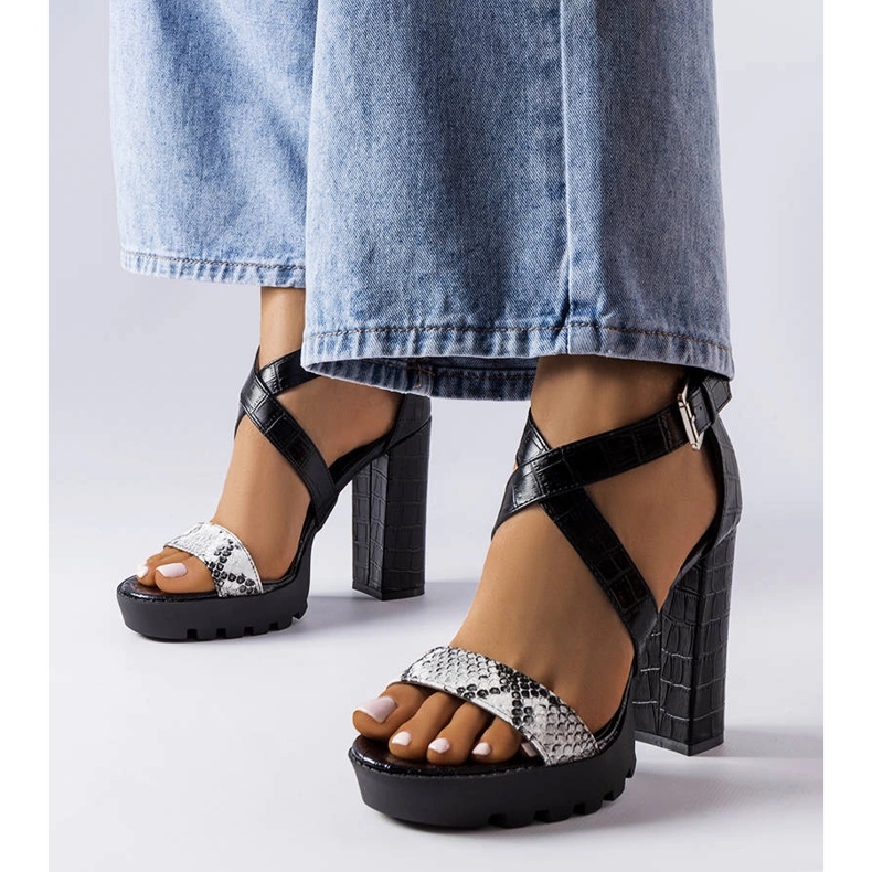 Weiße Sandalen mit Schlangenmuster von Trépanier 1