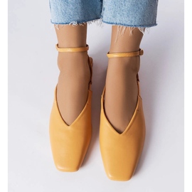 Beigefarbene Sandalen mit geschlossener Spitze 1