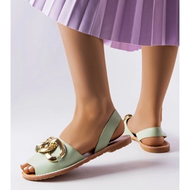 Grüne Sandalen, verziert mit einer Germaine-Kette 1