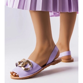 Lila Sandalen verziert mit einer Kette von Germaine 1