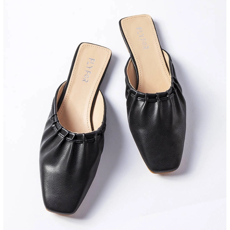 Schwarze Zehensandalen mit Rüschen von Aasiaat 1