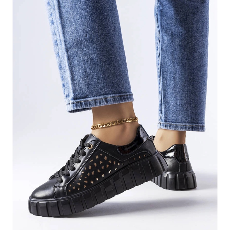 Schwarze Sneakers mit goldenen Patch-Einsätzen 1