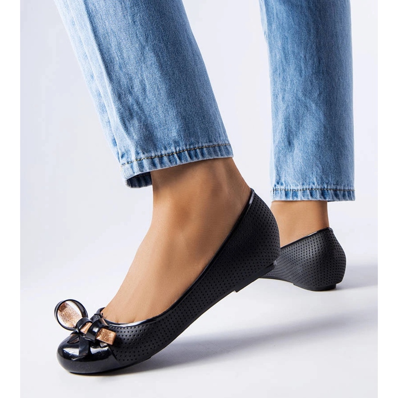 Schwarze Ballerinas, verziert mit einer Harlingen-Schleife 1