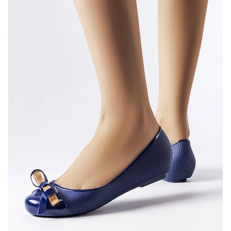 Marineblaue Ballerinas, verziert mit einer Harlingen-Schleife 1