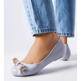 Graue Ballerinas, verziert mit einer Harlingen-Schleife 1