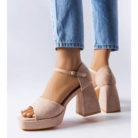 Beige Sandalen mit modischem Absatz von Vinceza 1