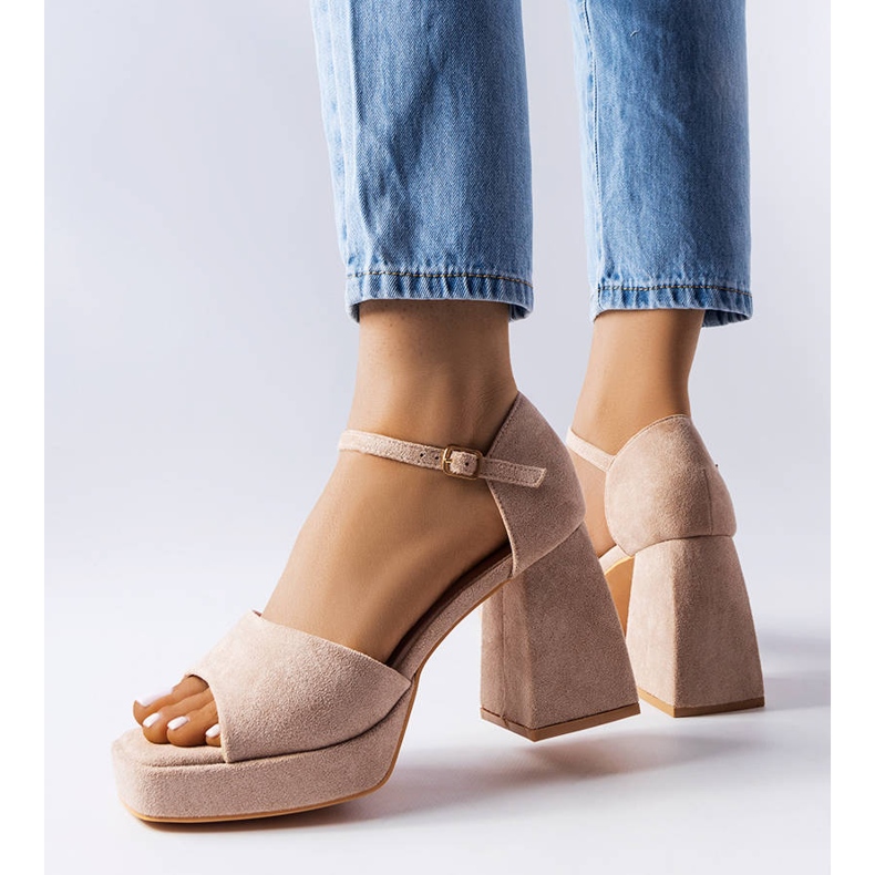 Beige Sandalen mit modischem Absatz von Vinceza 1