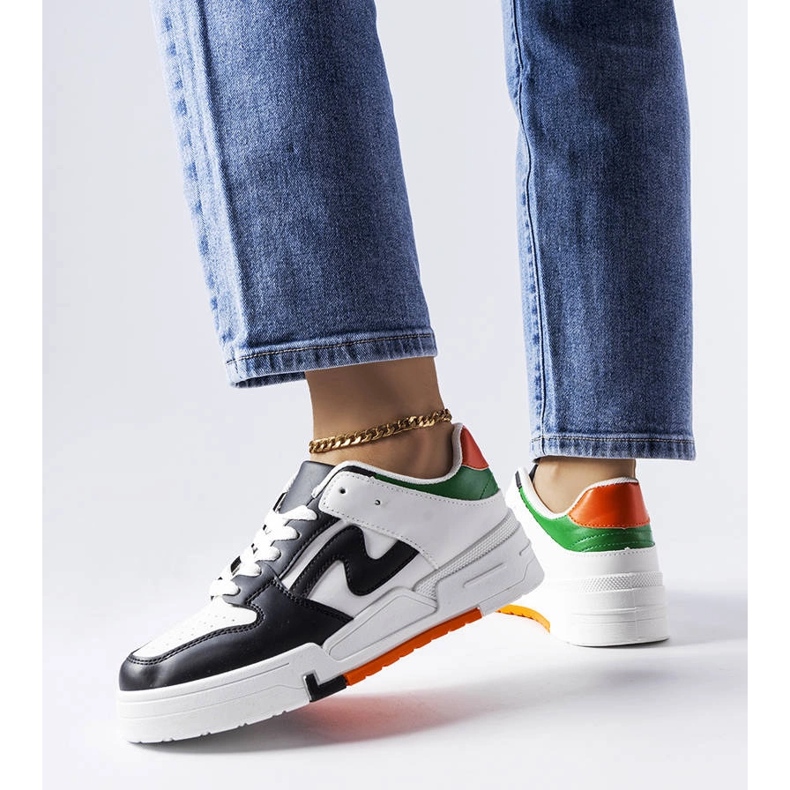 Schwarz-weiße Stiefel mit dickerer Sohle von Harter 1