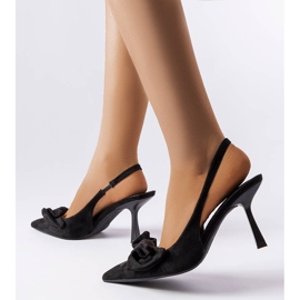 Schwarze Pins mit Schleife von Olengo 1