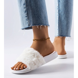 BM Weiße Pantoletten mit Fell von Raffaele 2