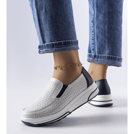 Weiße Lederschuhe mit Lochmuster von Aiglentina 1