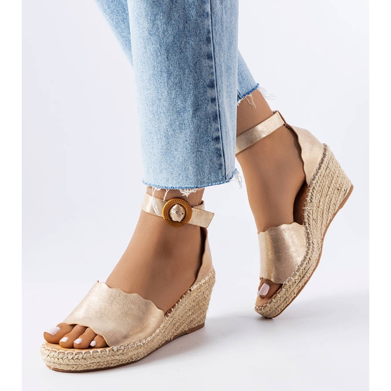 Evento Turcotte Espadrilles mit goldenem Keilabsatz 1