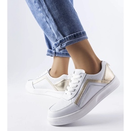 Weiße Lederschuhe mit Perforationen von Gilles 1