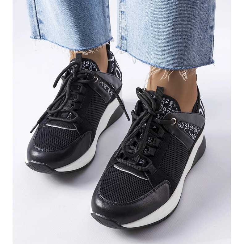 Schwarze Turnschuhe von Vinceza 1