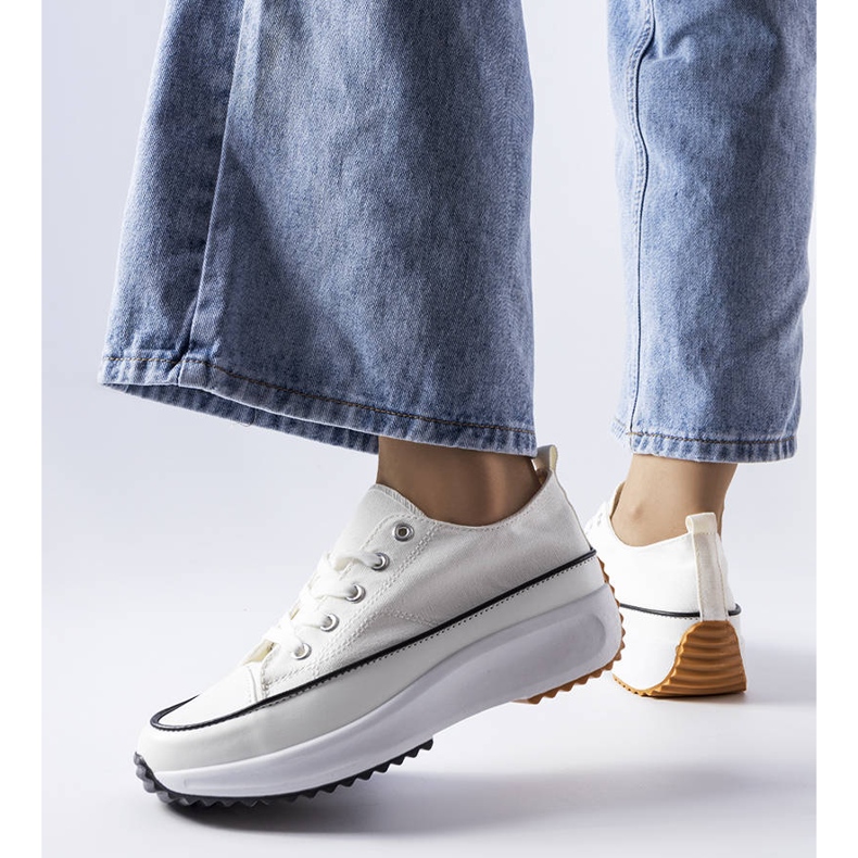 Weiße Sport-Sneaker auf der McKeylor-Plattform 1