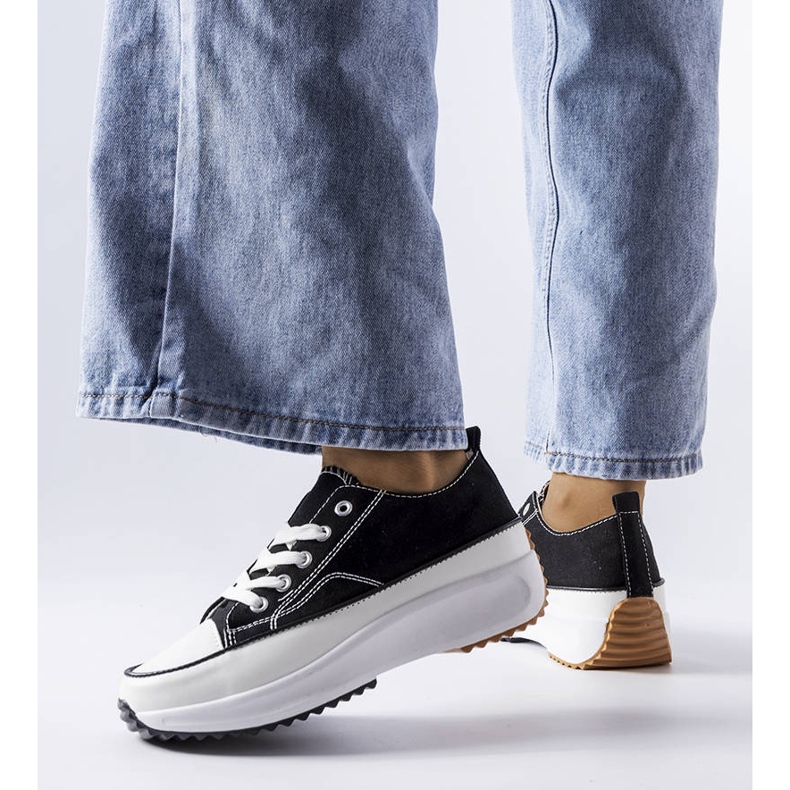 Schwarze Sportschuhe auf der McKeylor-Plattform 1