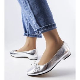 Ballerinas in Silbermetallic mit Schleife von Anmoore 1