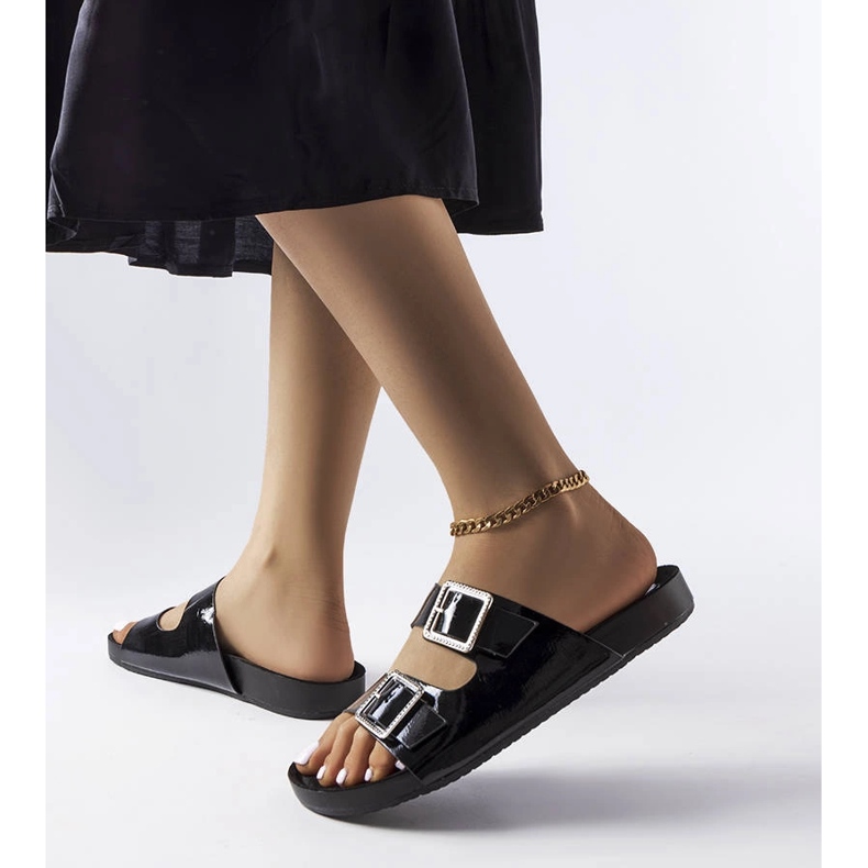 Schwarz lackierte Pantoletten mit Norcross-Schnallen 1