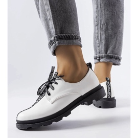 Weiße Brogues mit Kontrastsohle von Hanifan 1