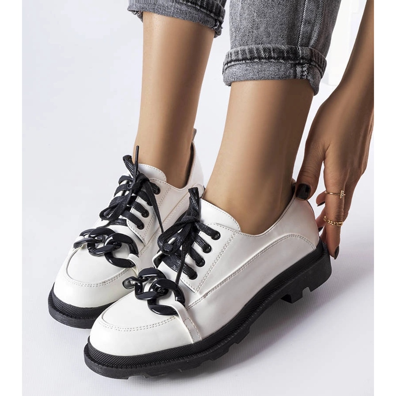 Weiße Brogues mit Kette von Allain 1