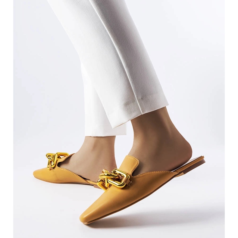 Braune Pantoletten mit Hickory-Kette 1