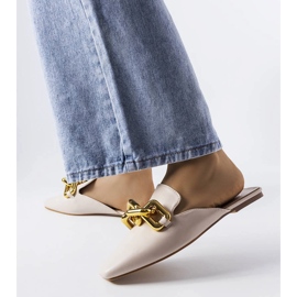 Beigefarbene Slider mit Hickory-Kette 1