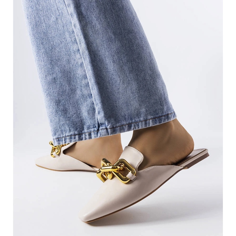 Beigefarbene Slider mit Hickory-Kette 1