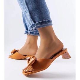 Braune Sandaletten mit Eichenschleife 2